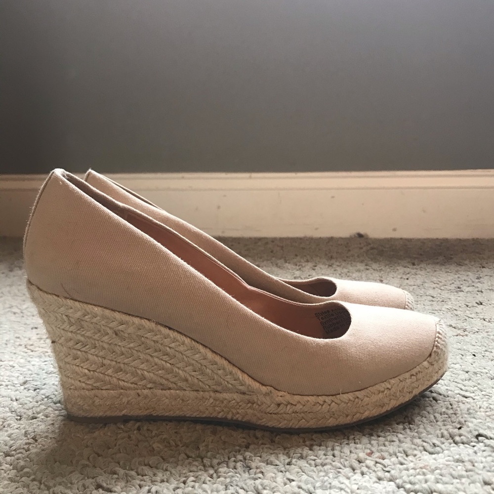 Very cute, versatile canvas wedge